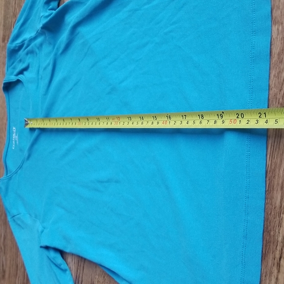(L) Company Ellen Tracy Solid Color Classic Long Sleeve Tee Made in Canada - Picture 4 of 9
